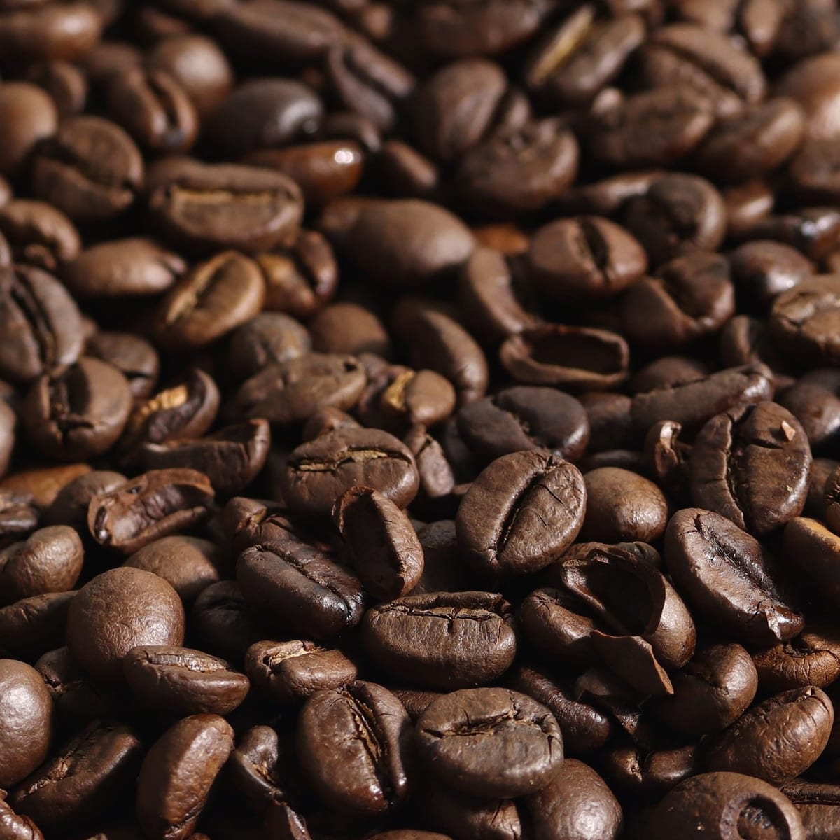 Nahaufnahme von gerösteten Kaffeebohnen
